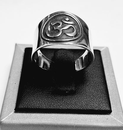 Sello de ley en el interior del anillo simbolo om en plata ley 925