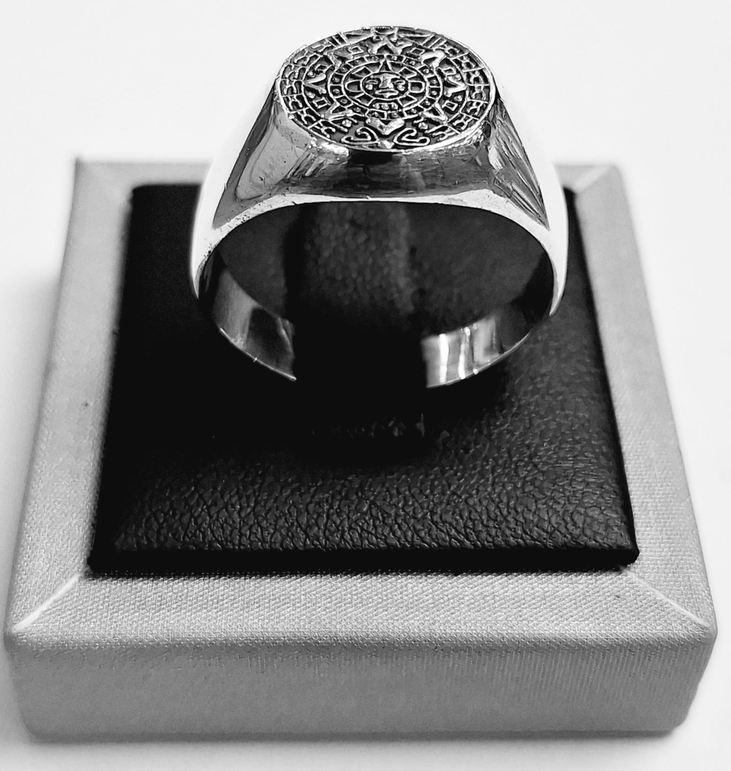 Sello de ley en el interior del anillo calendario azteca en ley plata 925