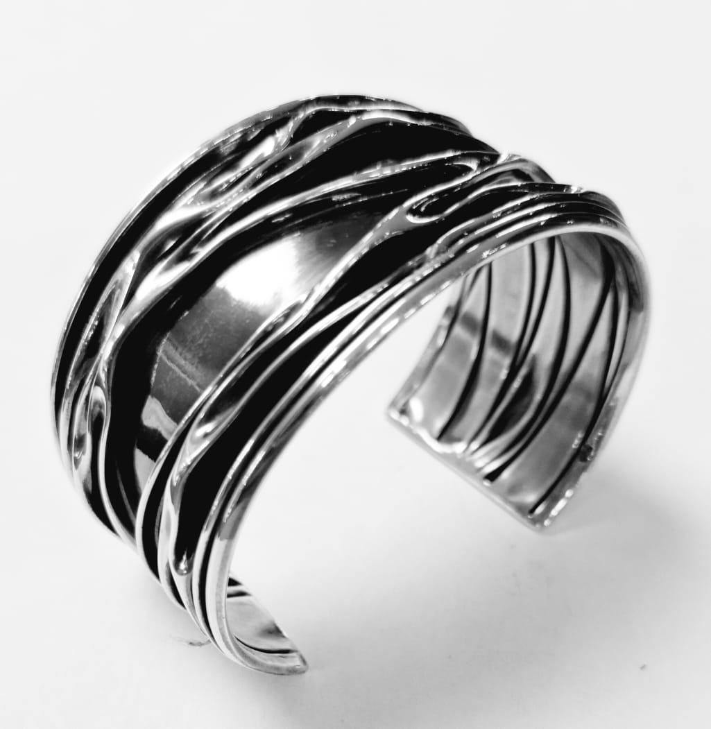 Brazalete Corrugado en Plata Ley 925, vista frontal