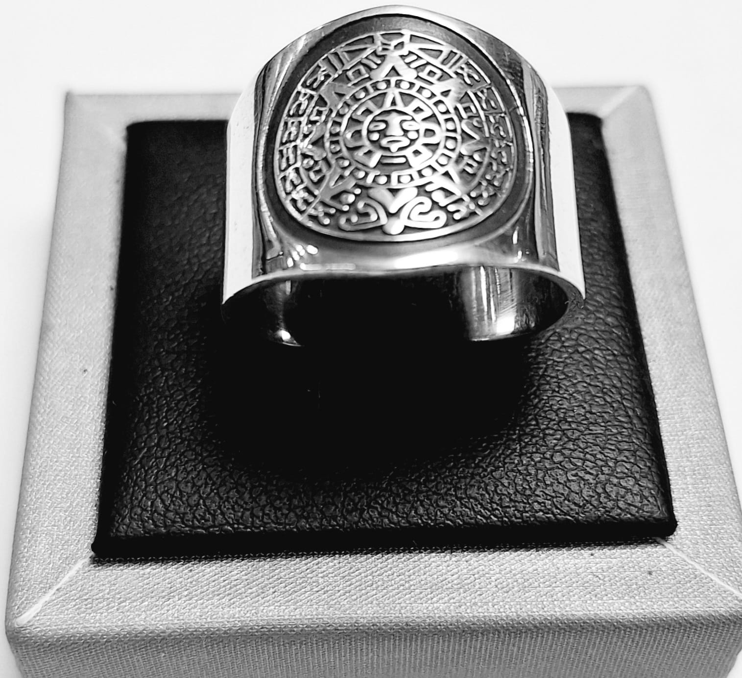 Sello de ley en el interior del anillo calendario azteca en plata ley 925
