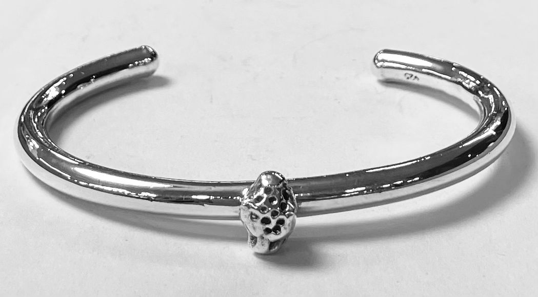 Sello de ley en el interior del brazalete con cabeza de jaguar en plata ley 925