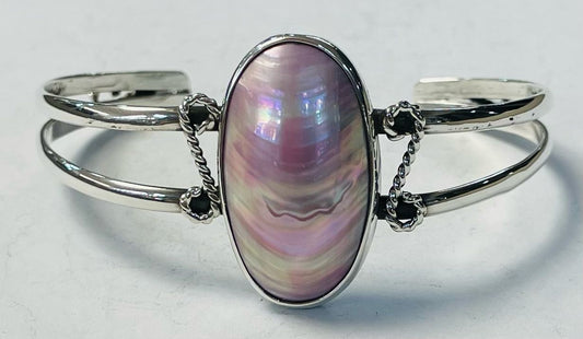 Sello de ley en el interior del brazalete con madre perla en plata ley 925