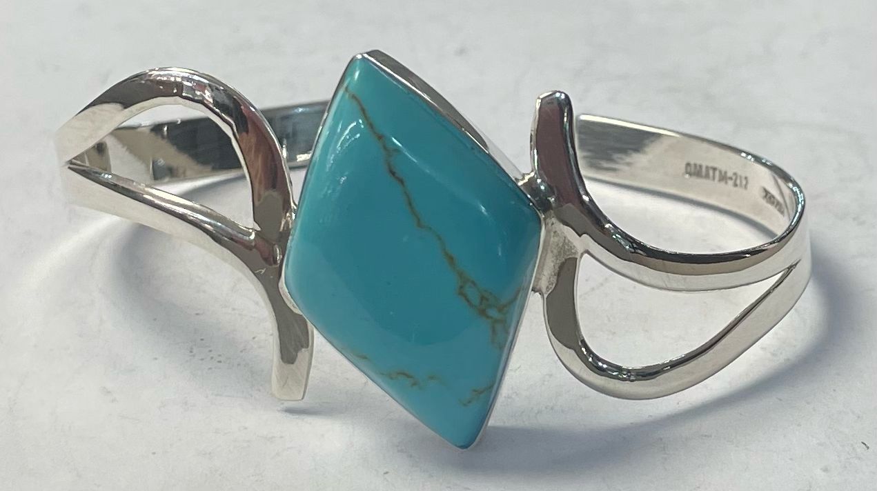 Sello de ley en el interior del brazalete con turquesa en plata ley 925
