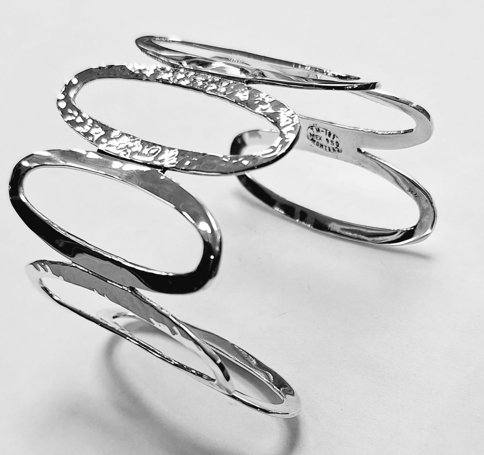 Brazalete en Plata Ley 950, sello de autenticidad Plata Ley .925