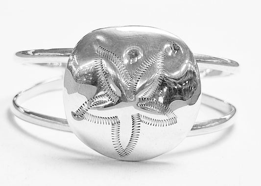 Sello de ley en el interior del brazalete en plata ley 925