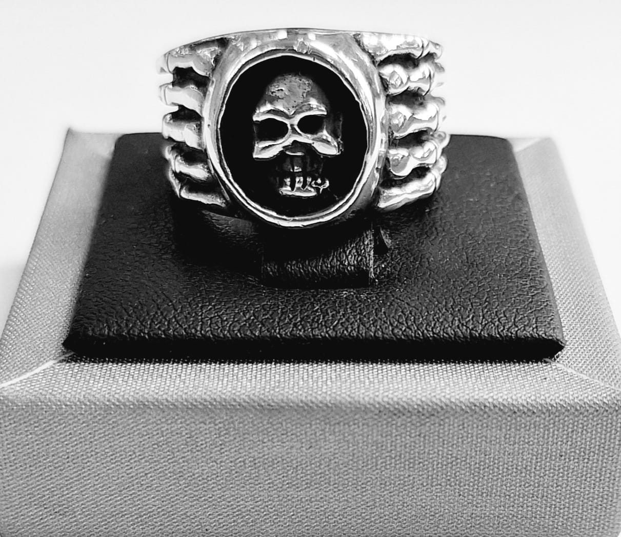 Anillo Craneo en Plata Ley 925, vista frontal
