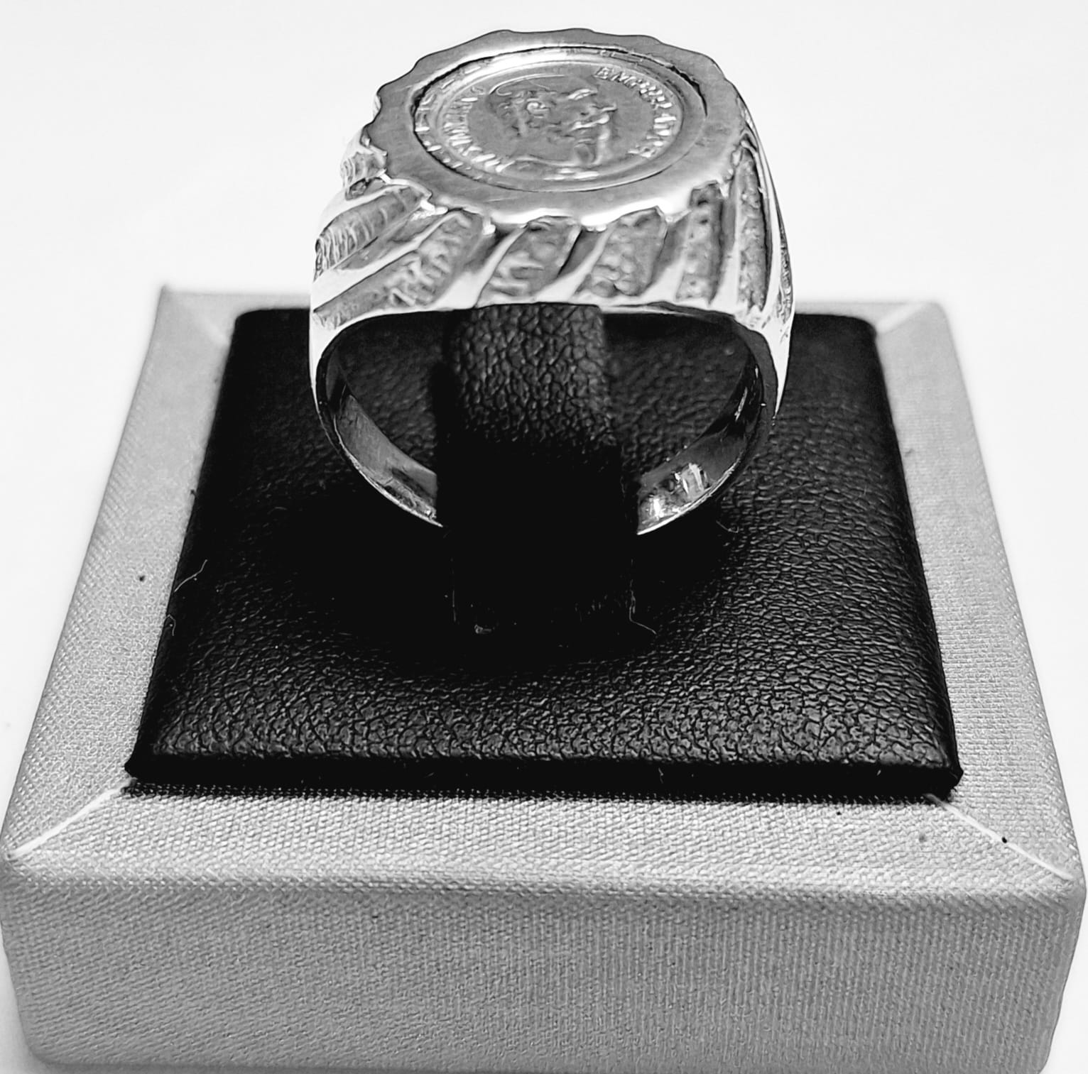 Sello de ley en el interior del anillo moneda emperador en plata ley 925