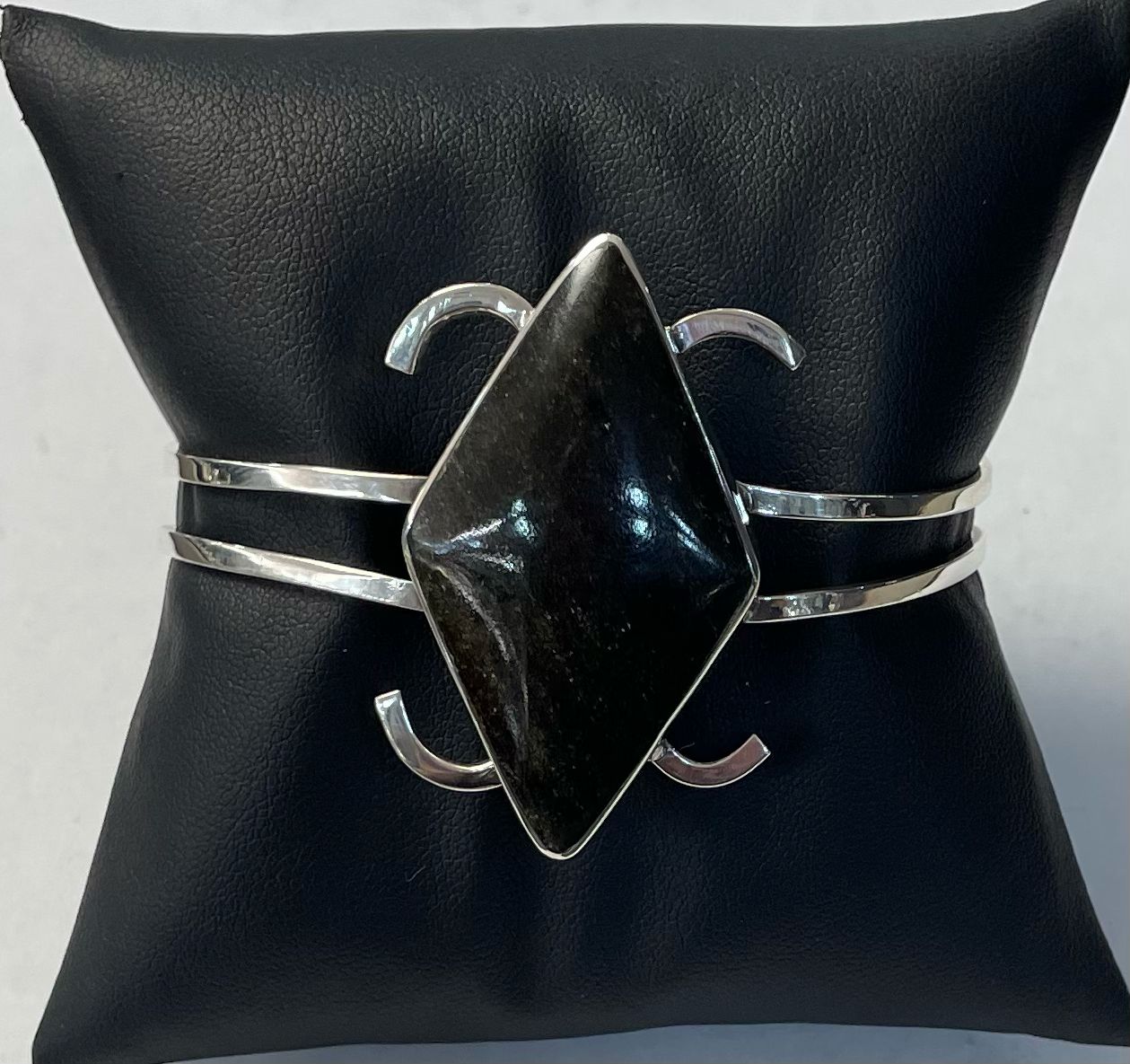 Brazalete con Obsidiana en Plata Ley 925, sello de autenticidad Plata Ley .925