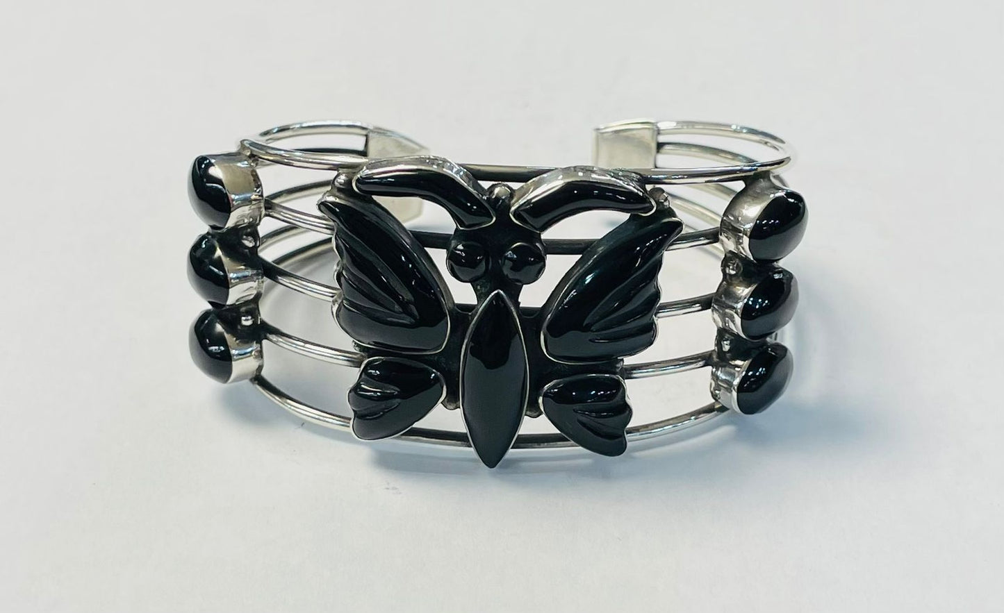 Sello de ley en el interior del brazalete en plata 925 con obsidiana