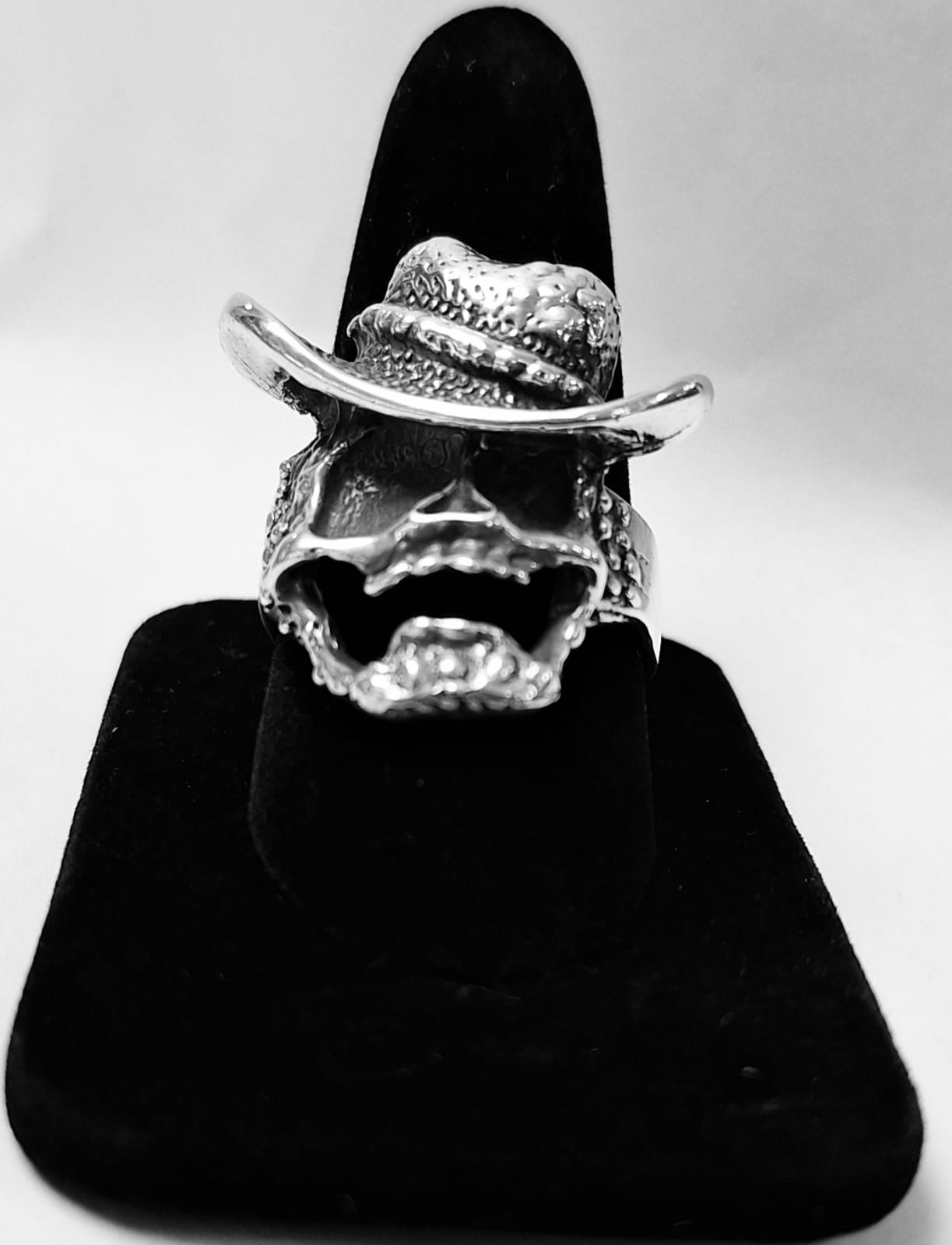 Sello de ley en el interior del anillo calavera vaquero en plata ley 925