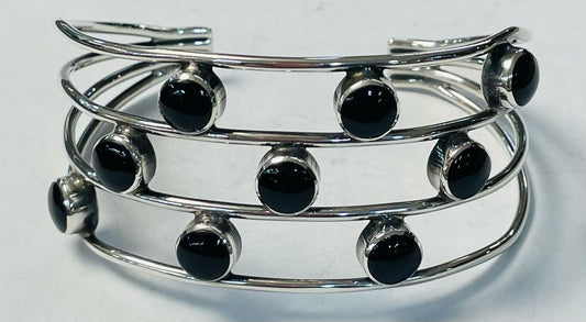 Sello de ley en el interior del brazalate con obsidiana en plata ley 925