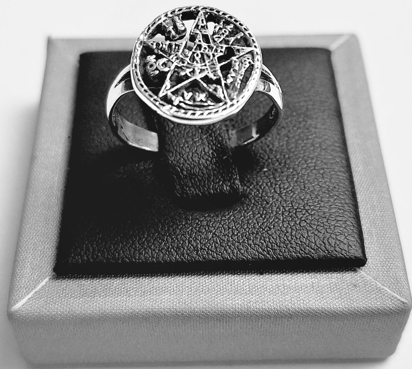 Sello de ley en el interior del anillo tetragramaton en plata ley 925 lss