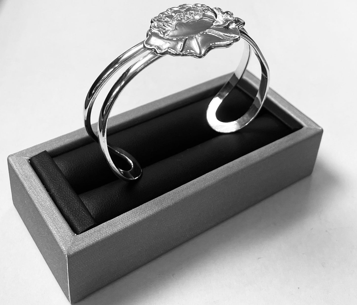 Brazalete Rosa en Plata Ley 925, sello de autenticidad Plata Ley .925