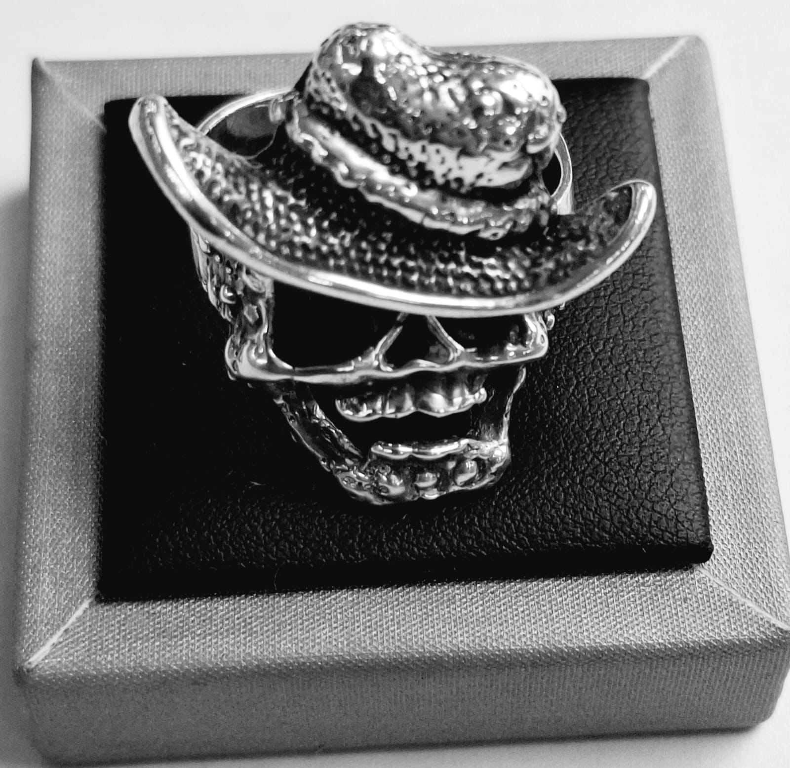 Anillo Calavera Vaquero en Plata Ley 925, sello de autenticidad Plata Ley .925