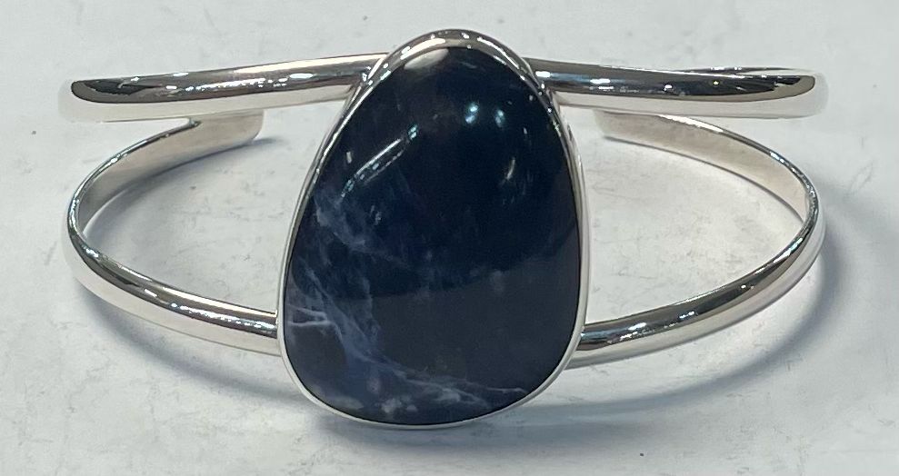 Sello de ley en el interior del brazalete con lapizlazuli en plata ley 925