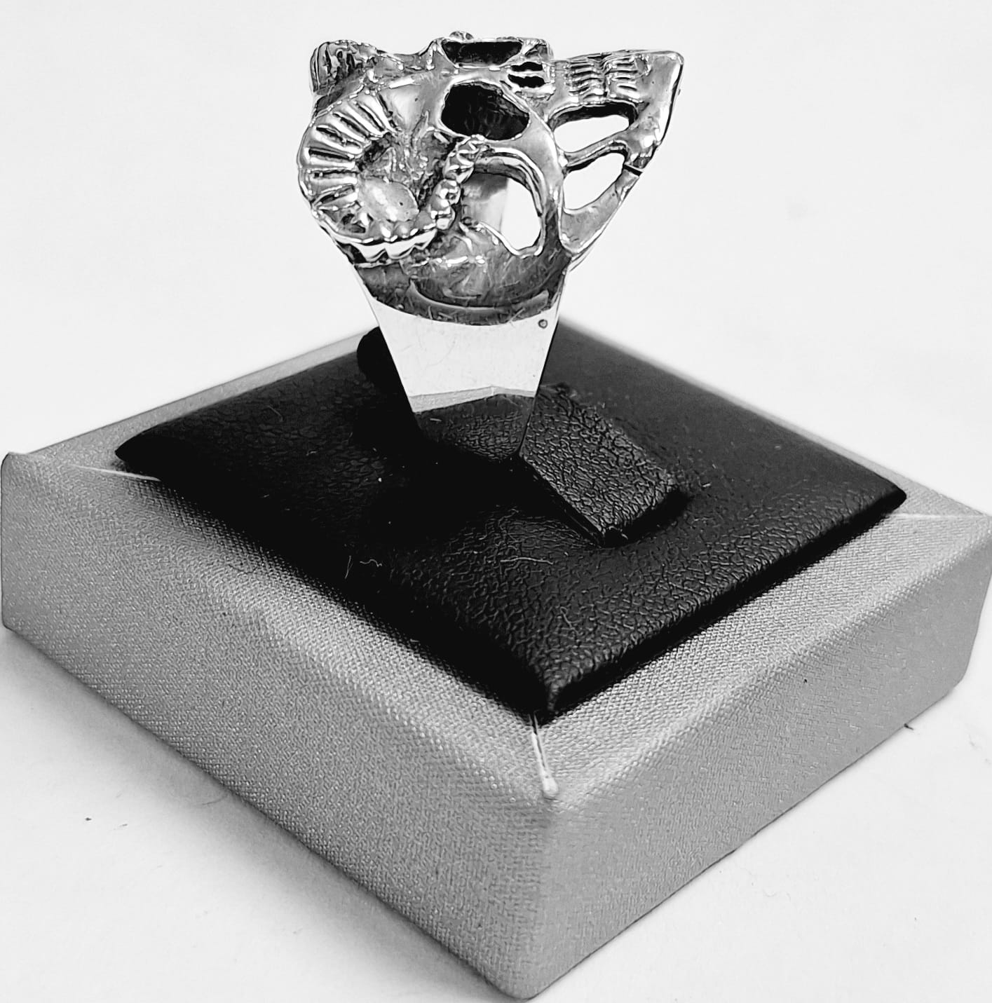 Anillo Cráneo de Demonio con Cuernos en Plata Ley 925, vista frontal