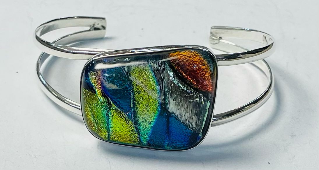 Sello de ley en el interior del brazalete con dicroico en plata ley 925