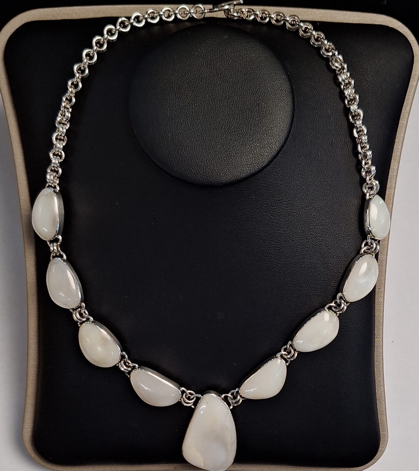 Collar con Incrustaciones de Cabujón de Nácar en Plata Ley 950, vista frontal
