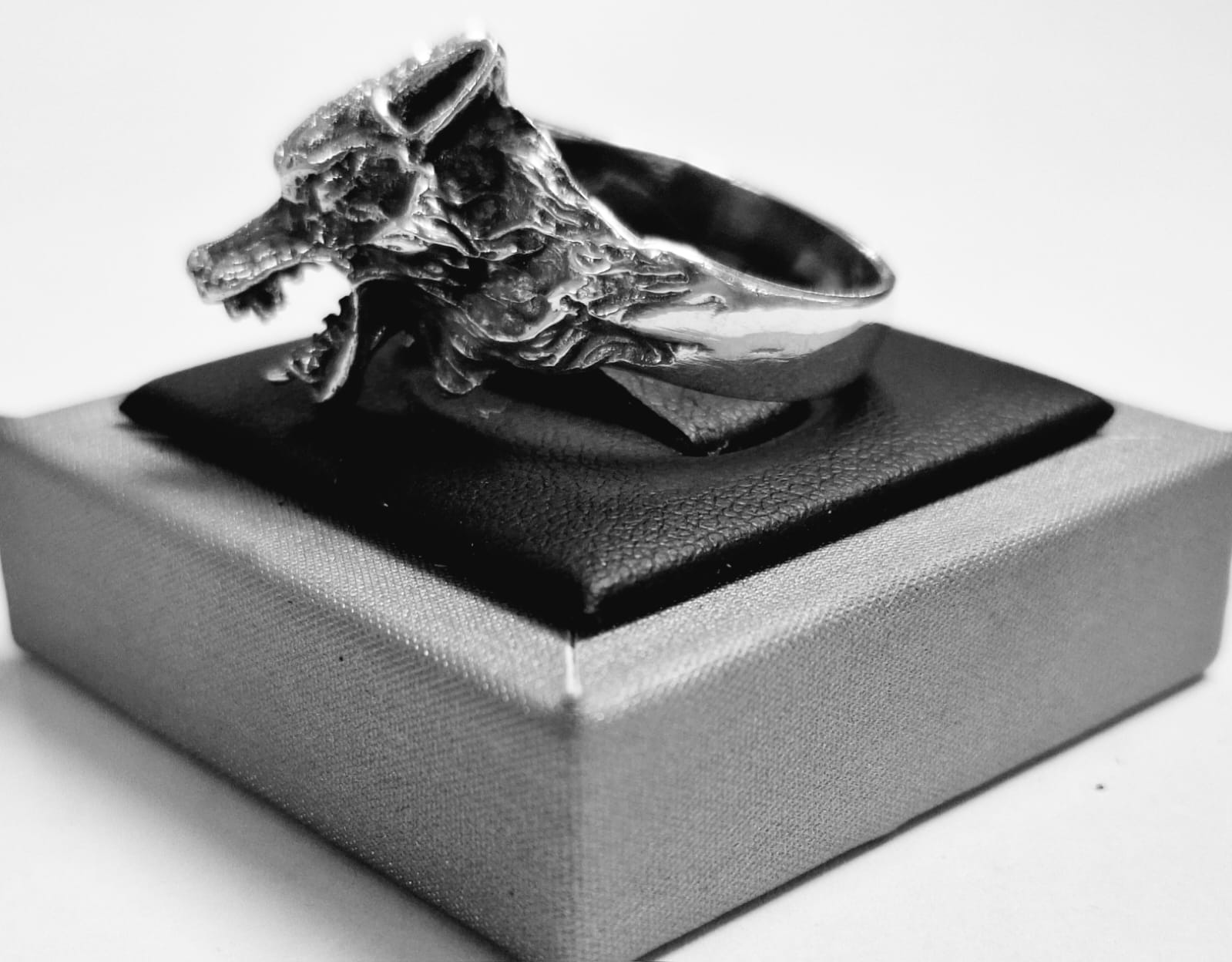 Anillo Cabeza de Lobo en Plata Ley 925, sello de autenticidad Plata Ley .925