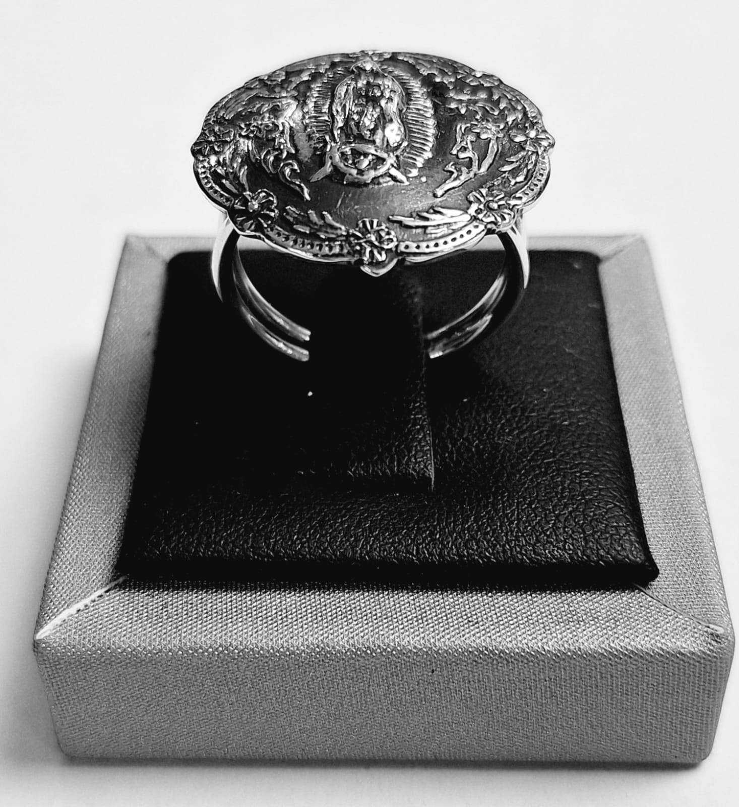 Sello de ley en el interior del anillo virgen de guadalupe en plata ley 925