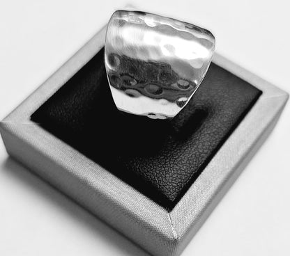 Anillo Martillado en Plata 925, sello de autenticidad Plata Ley .925