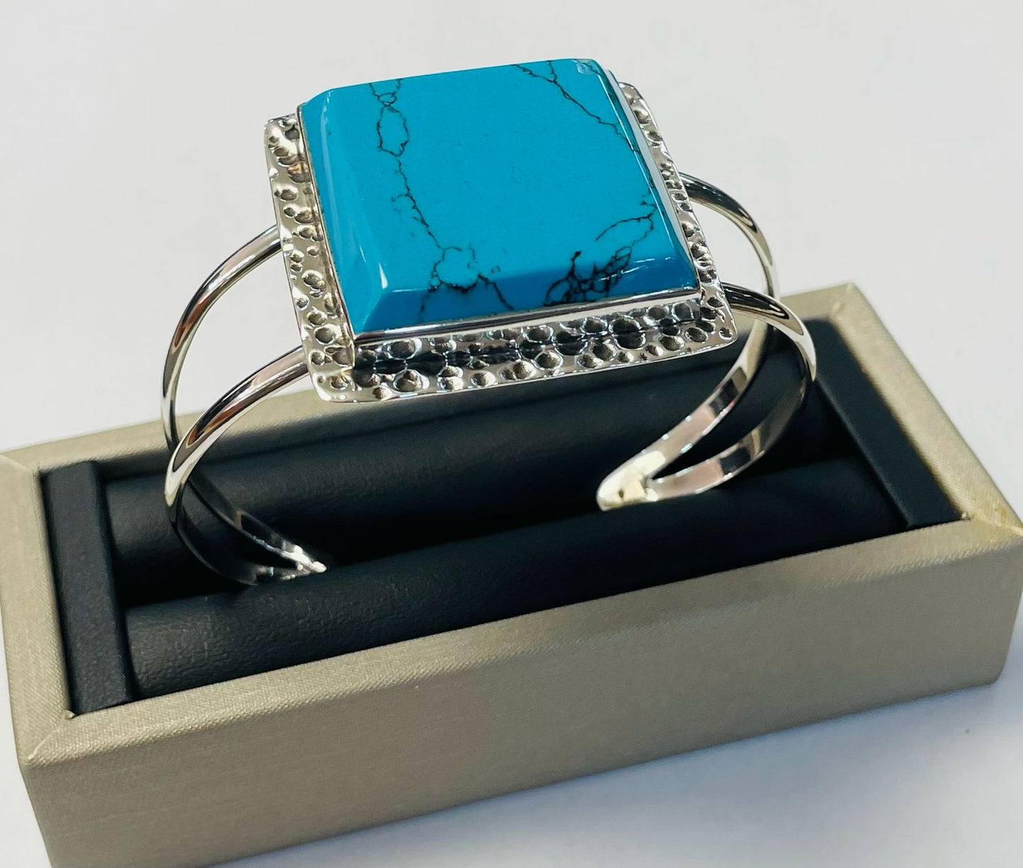 Brazalete en Plata Ley 925 con Turquesa, sello de autenticidad Plata Ley .925