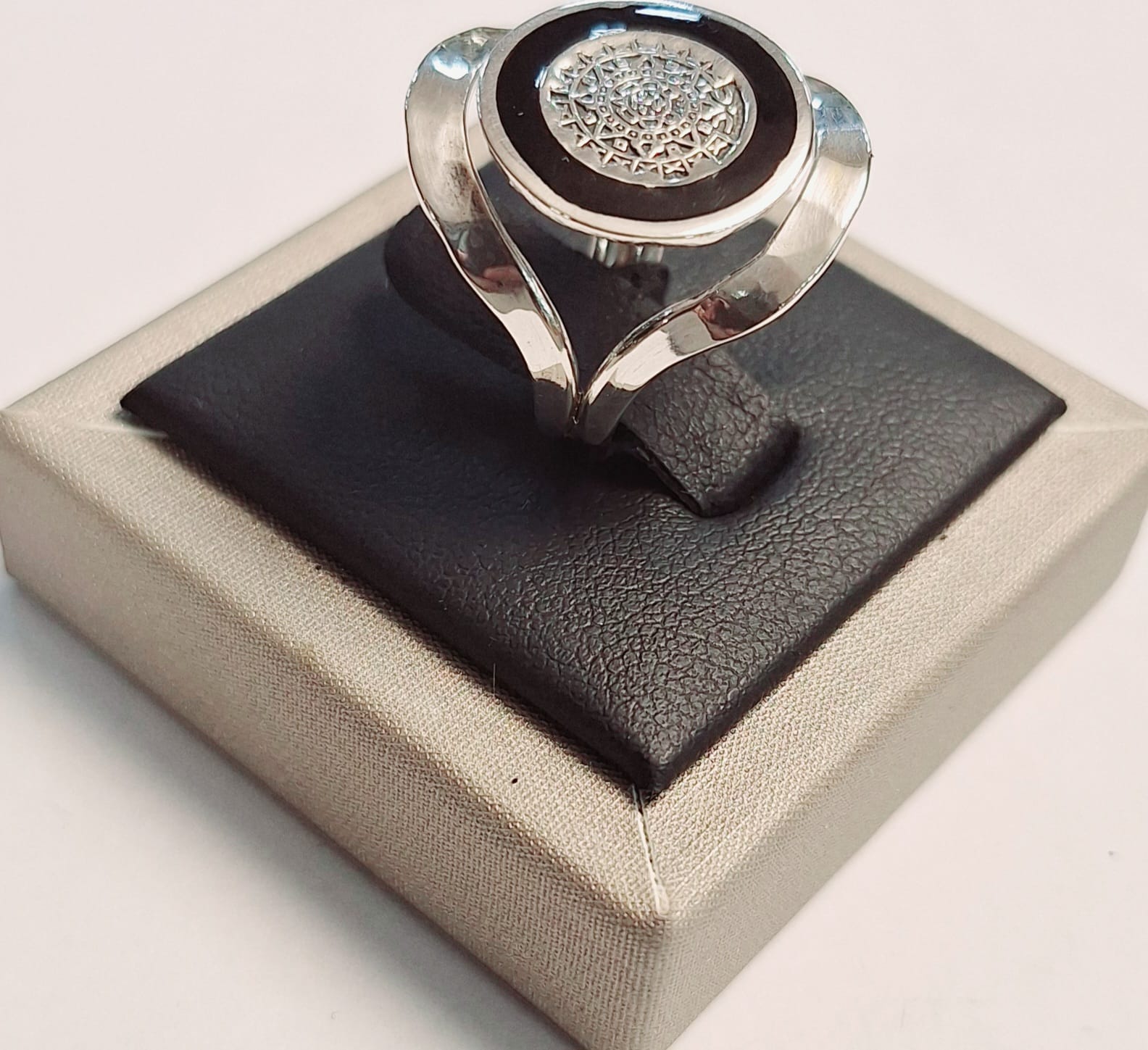 Anillo Martillado Calendario Azteca en Plata Ley 925, sello de autenticidad Plata Ley .925