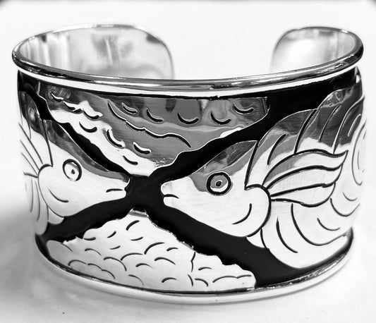 Sello de ley en el interior del brazalete de peces en plata ley 925