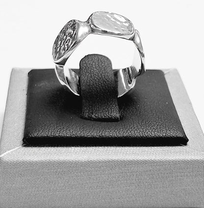 Sello de ley en el interior del anillo martillado en plata ley 925