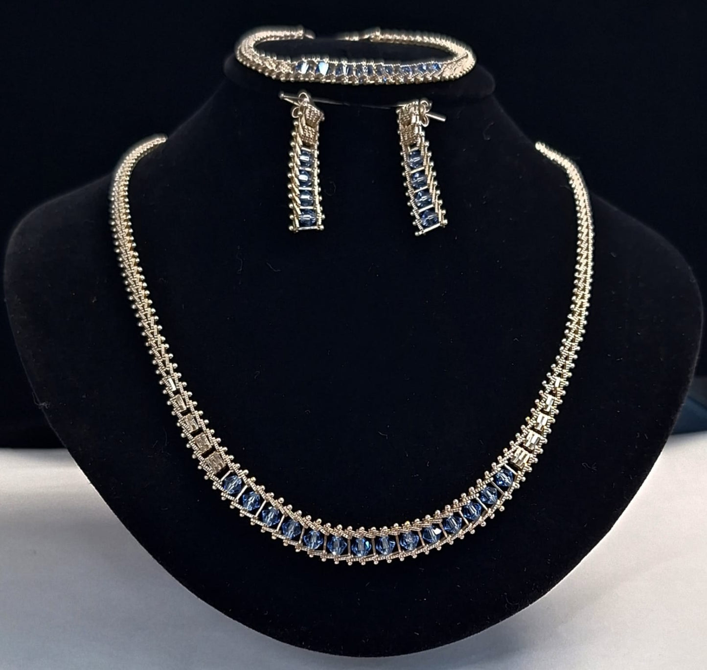Set de Collar con Incrustaciones de Topacio Azul en Plata Ley 925, sello de autenticidad Plata Ley .925