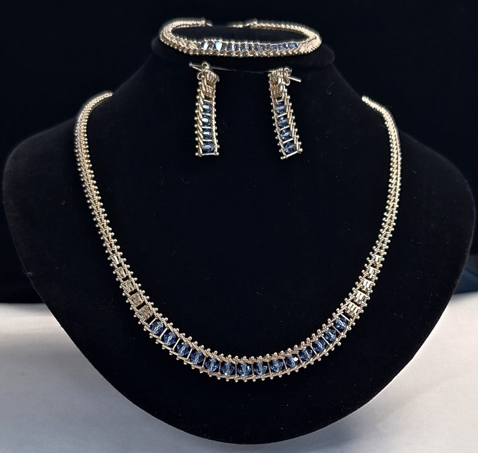 Set de Collar con Incrustaciones de Topacio Azul en Plata Ley 925, sello de autenticidad Plata Ley .925