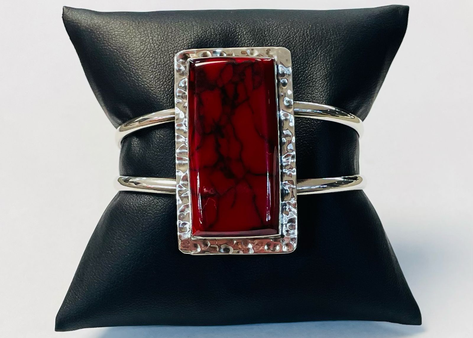 Brazalete en Plata Ley 925 con Coral, sello de autenticidad Plata Ley .925