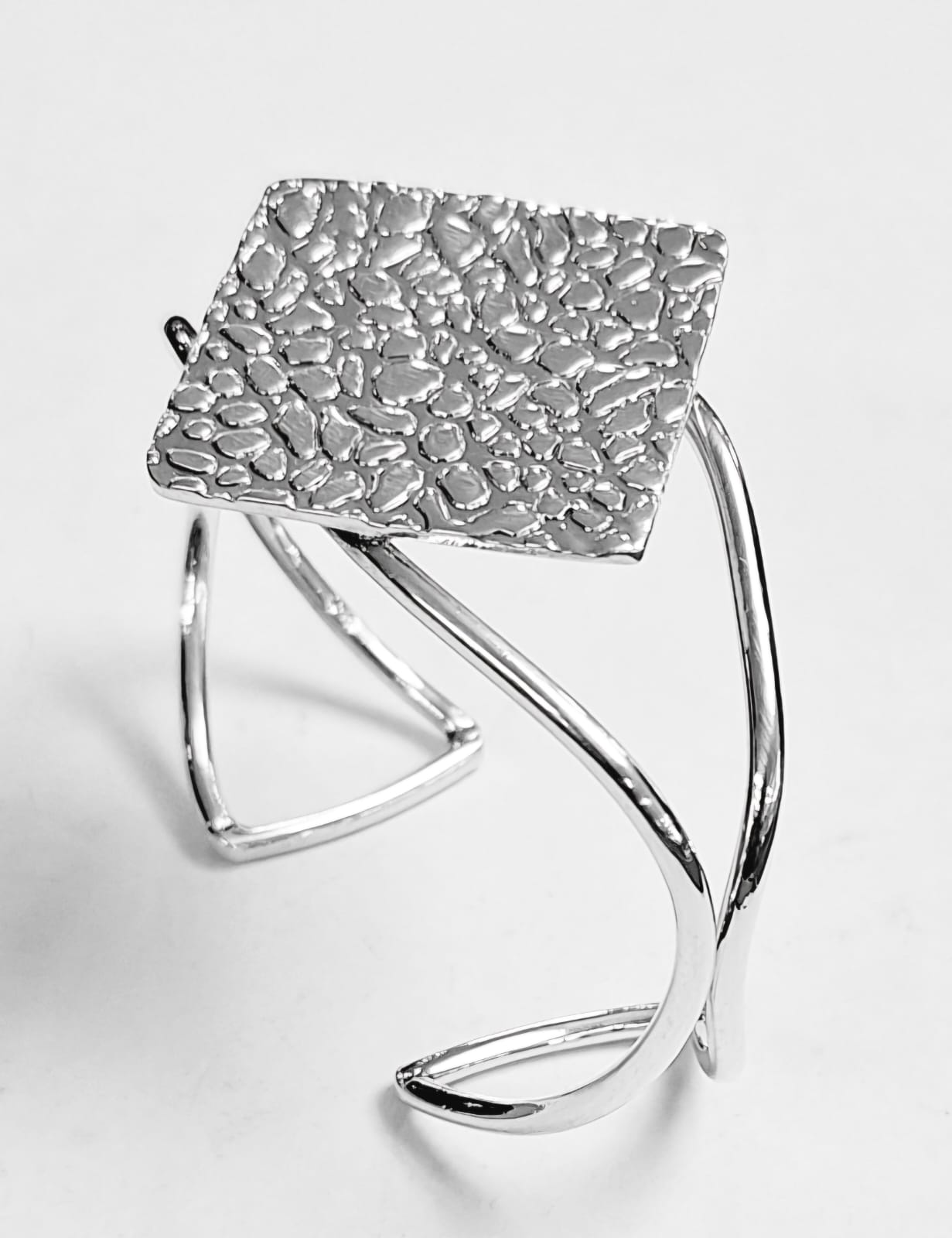 Brazalete en Plata Ley 925, sello de autenticidad Plata Ley .925