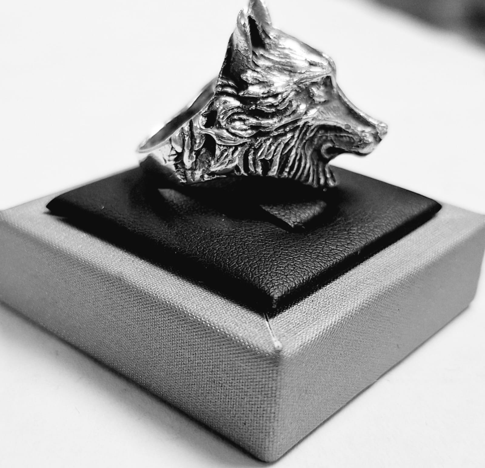 Anillo Cabeza de Lobo en Plata Ley 925, sello de autenticidad Plata Ley .925
