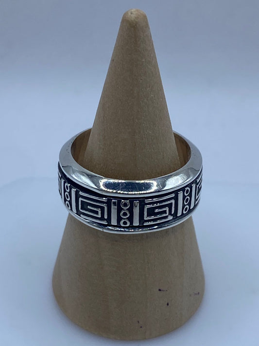 Anillo Giratorio de Plata 925 con Greca Geométrica — detalle de piedra