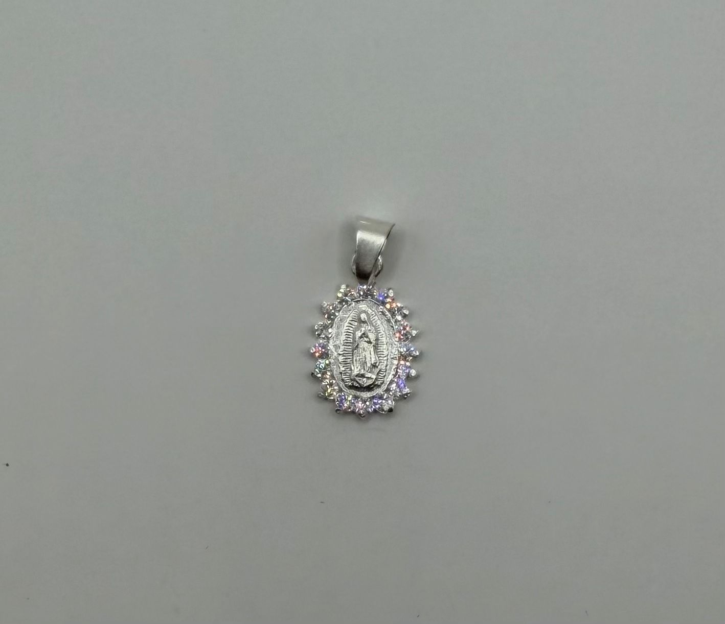 Dije Virgen Zirconia — vista frontal